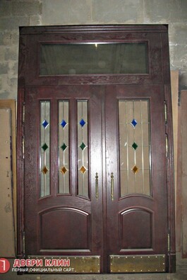 Высокая парадная дверь с фрамугой и витражом