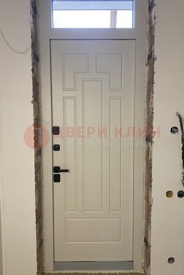 входная дверь с верхней стеклянной фрамугой - отделка белым мдф внутри.jpg
