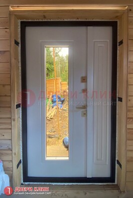 полуторная входная дверь в деревянном частном доме - фото отделки мдф цвета беленый дуб внутри.jpg
