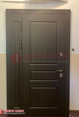 полуторная тамбурная дверь в подъезде с отделкой мдф цвета темный венге.jpg