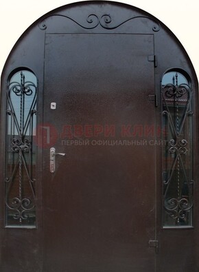 Арочная дверь со стеклом и ковкой ДА-16 под старину в Яхроме