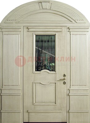 Белая входная дверь массив со стеклом и ковкой ДА-49 в Яхроме