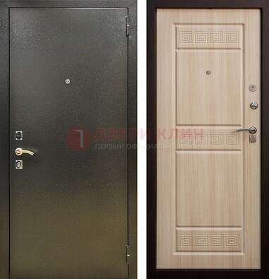 Железная темно-серая дверь с порошковым напылением и МДФ с резьбой ДП-276 в Яхроме