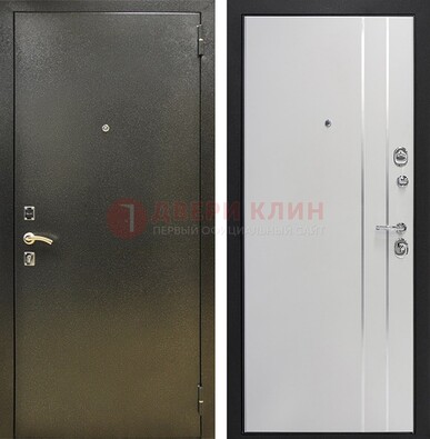 Железная темная дверь с порошковым покрытием и белая МДФ с молдингами  ДП-296 в Яхроме