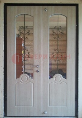 Парадная дверь со стеклянными вставками и ковкой ДПР-23 в деревянный дом В Ижевске
