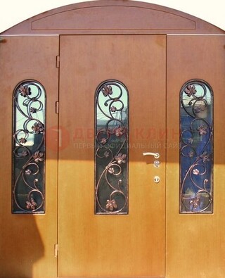 Парадная дверь со стеклянными вставками и ковкой ДПР-28 в общественное здание в Яхроме