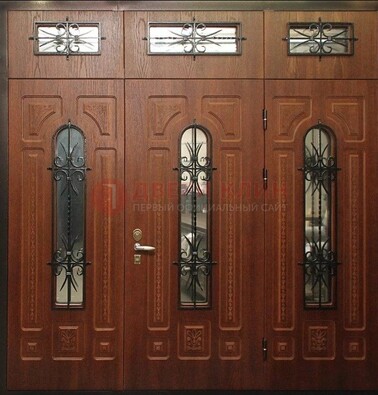 Парадная дверь с металлическими вставками и ковкой ДПР-72 в дом в Яхроме