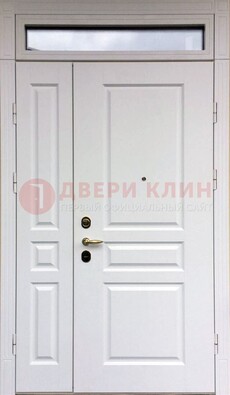 Белая двухстворчатая металлическая дверь со стеклом ДС-63 в Яхроме