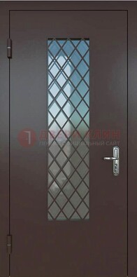 Темная металлическая дверь с решеткой и стеклом ДС-7 в Яхроме