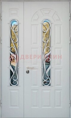 Распашная стальная дверь со стеклом и ковкой в белом цвете ДСК-120 в Яхроме