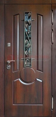Темная железная дверь со стеклом и ковкой для кирпичного дома ДСК-136 в Истре