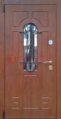 Темная железная дверь со стеклом и ковкой в коричневом цвете ДСК-154 в Твери