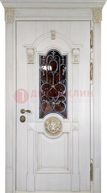 Белая железная дверь со стеклом и ковкой для кирпичного дома ДСК-155 в Яхроме