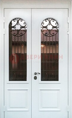 Белая стальная дверь стекло с ковкой и филенкой ДСК-201 в Яхроме