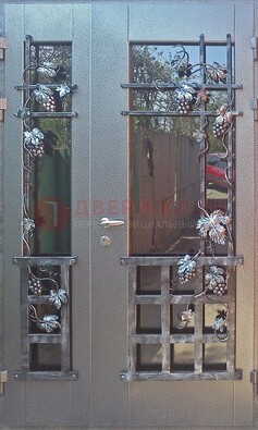 Распашная уличная дверь Порошок со стеклом и ковкой ДСК-221 в Яхроме