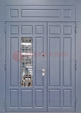 Серая двухстворчатая дверь Винорит со стеклом и ковкой ДСК-234 RAL 7024 в Яхроме