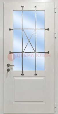 Белая простая железная дверь Винорит со стеклом и ковкой ДСК-257 в Яхроме