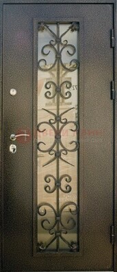 Входная дверь Дверь со стеклом и ковкой черного цвета ДСК-76 для веранды в Яхроме