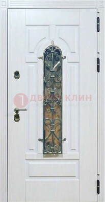 Белая остекленная металлическая дверь с ковкой ДСК-98 в Яхроме