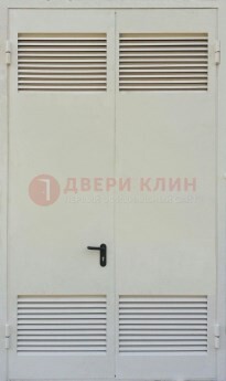 Белая металлическая техническая дверь с вентиляционной решеткой ДТ-6 в Яхроме