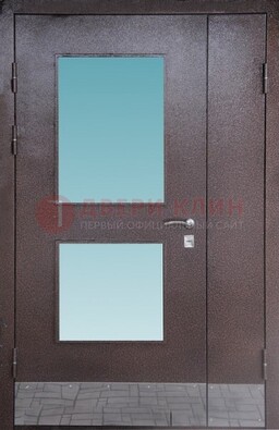 Коричневая тамбурная дверь со стеклянными вставками ДТМ-21 в Яхроме