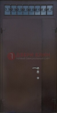 Коричневая тамбурная дверь со стеклянными вставками и ковкой ДТМ-39 в Яхроме