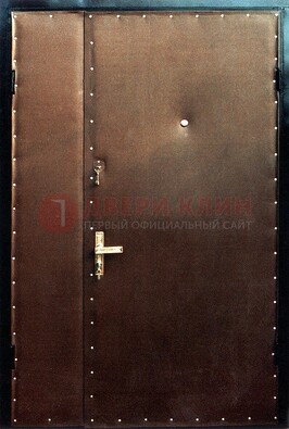 Коричневая тамбурная дверь с оформлением ДТМ-40 в Яхроме