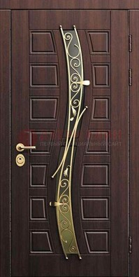 Уличная темная филенчатая дверь с виноритом и ковкой ДВТ-142 в Яхроме