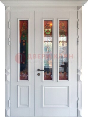 Белая полуторная металлическая дверь с витражом ВЖ-12 в Яхроме