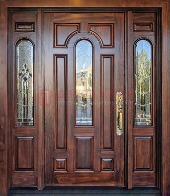 Железная классическая дверь с массивом дуба и витражом ВЖ-18 в Яхроме