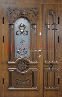Коричневая двухстворчатая железная дверь с МДФ и витражом ВЖ-32 в Яхроме