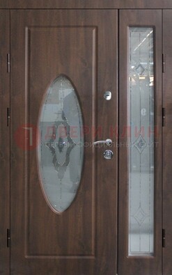 Коричневая двухстворчатая железная дверь с МДФ и витражом ВЖ-33 в Яхроме