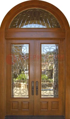 Коричневая двухстворчатая железная дверь с МДФ и витражом ВЖ-39 в Яхроме
